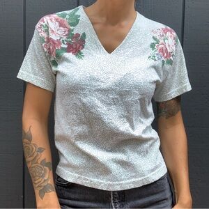 Vintage Shenanigans floral print v-neck tee Sz S